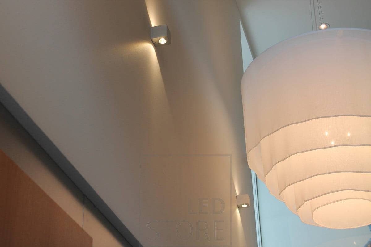 Nástěnná led lampa CUBIC s obousměrným osvětlením stěn. Světelný obrazec vytváří na stěně krásný vějířovitý vzor. Ledstore.fi