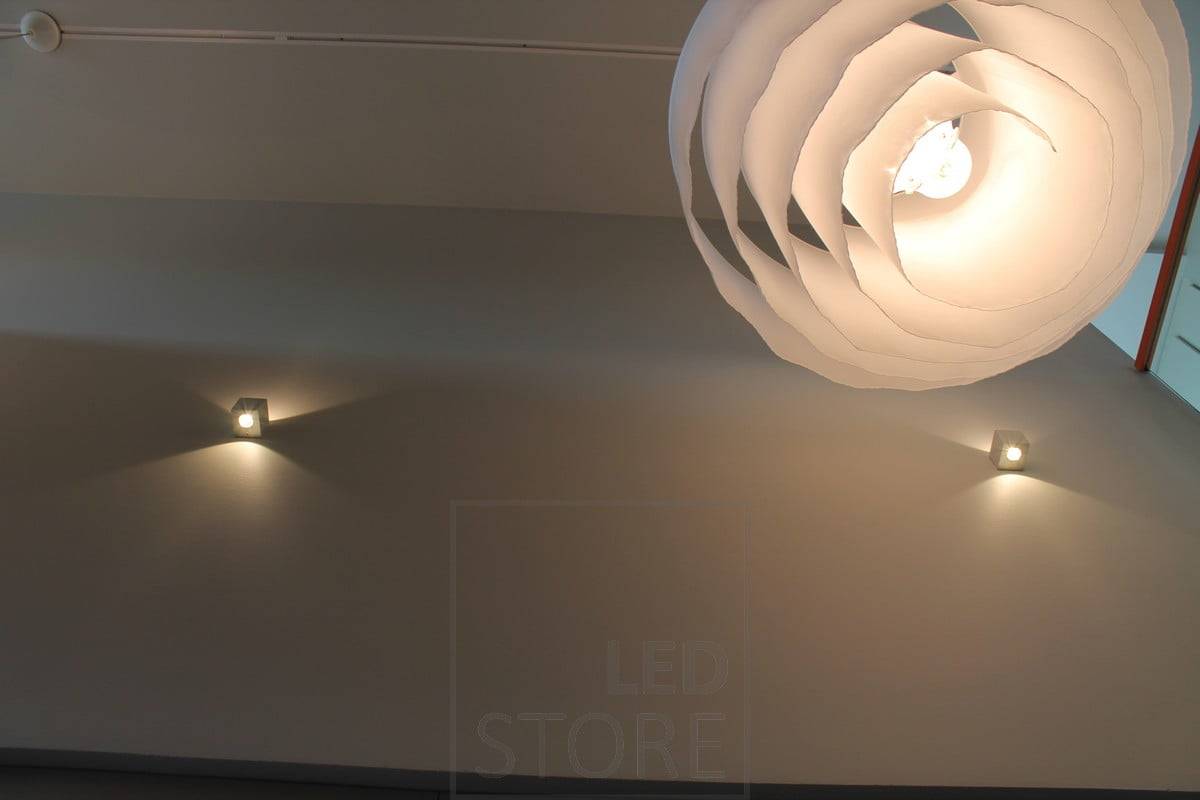 Dvousměrné nástěnné led svítidlo CUBIC, které osvětluje prostor mezi podlahami světlem ve dvou směrech. Ledstore.fi