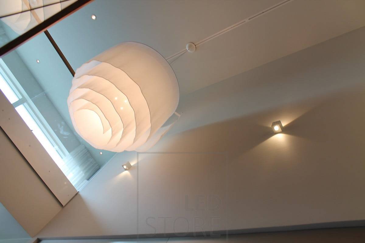 Nástěnné led svítidlo CUBIC ve dvou směrech, které osvětluje prostor mezi podlahami. Ledstore.fi