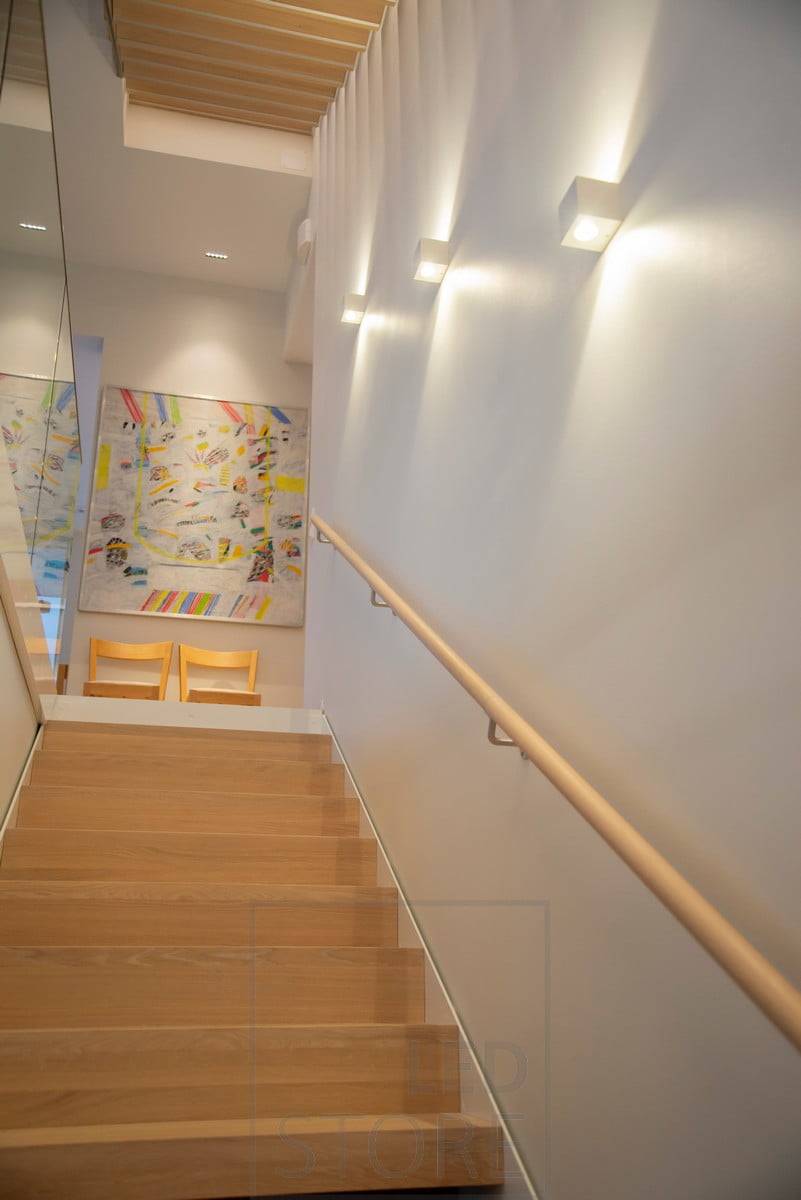 Osvětlení a zvýraznění schodiště pomocí nástěnných led svítidel CUBIC, která osvětlují stěnu ve dvou směrech. Ledstore.fi