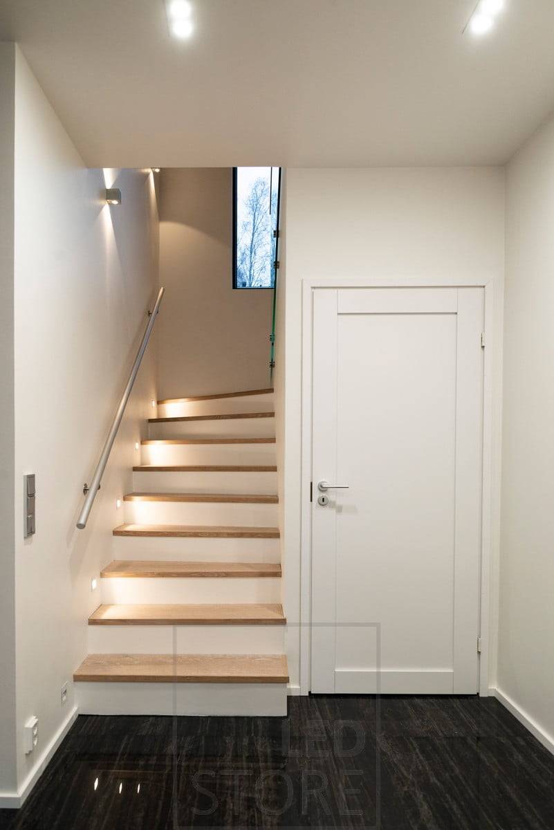 Schodišťové nástěnné svítidlo CUBIC led svítící ve dvou směrech. IN-WALL led nástěnná svítidla pro schody. Ledstore.fi