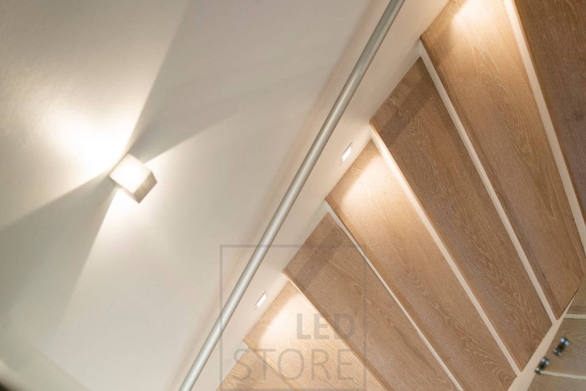 Nástěnné led svítidlo CUBIC je vynikající pro osvětlení schodiště a zdůraznění výšky prostoru. Svítidlo je k dispozici také jako jednosměrný model. Kromě nástěnného svítidla CUBIC je možné použít i schodišťové osvětlení se zapuštěnými nástěnnými svítidly In-wall led. Ledstore.fi