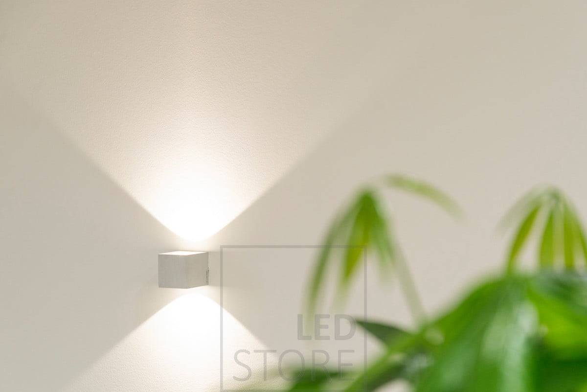 Nástěnná led lampa CUBIC, která se skvěle hodí do skandinávského interiéru. Svítidlo svítí ve dvou směrech a světelný vzor vytváří na stěně krásný vějířovitý obrazec. Ledstore.fi