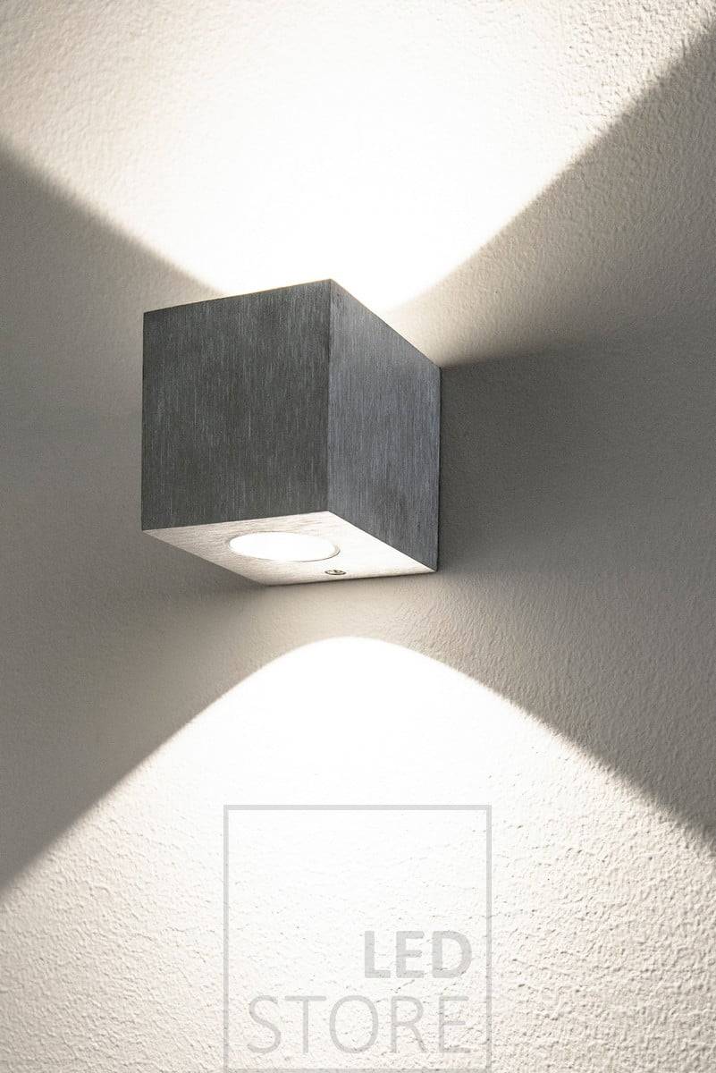 CUBIC 2 led nástěnné svítidlo. Kartáčované svítidlo CUBIC 2 má jednoduchý a moderní design a vydává světlo směrem nahoru i dolů. Světlo vytváří na stěně krásný vějířovitý vzor. Tato minimalistická kráska je ideální pro moderní domovy. Ledstore.fi