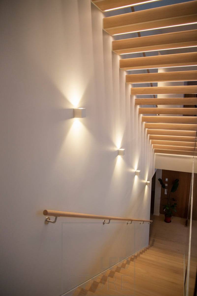Schodiště je osvětleno a zvýrazněno obousměrnými nástěnnými svítidly CUBIC. Ledstore.fi