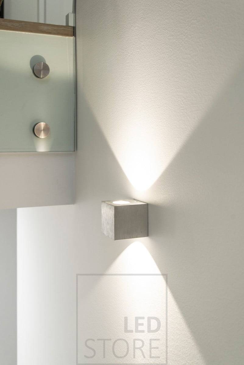 Nástěnné led svítidlo CUBIC svítí ve dvou směrech krásným atmosférickým světlem. Ledstore.fi