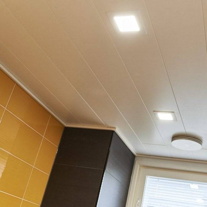 Prostor toalety osvětlený panelem LED
