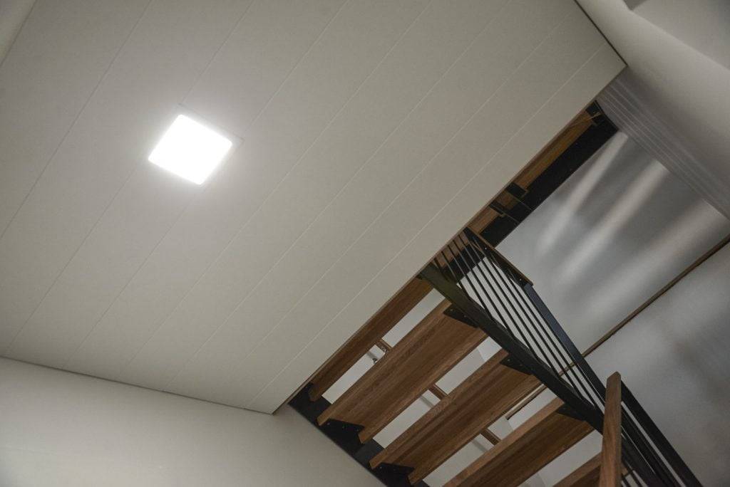 Logo LED STORE na bílém čtverci na zeleném pozadí zdůrazňující energeticky účinná a ekologická řešení osvětlení.