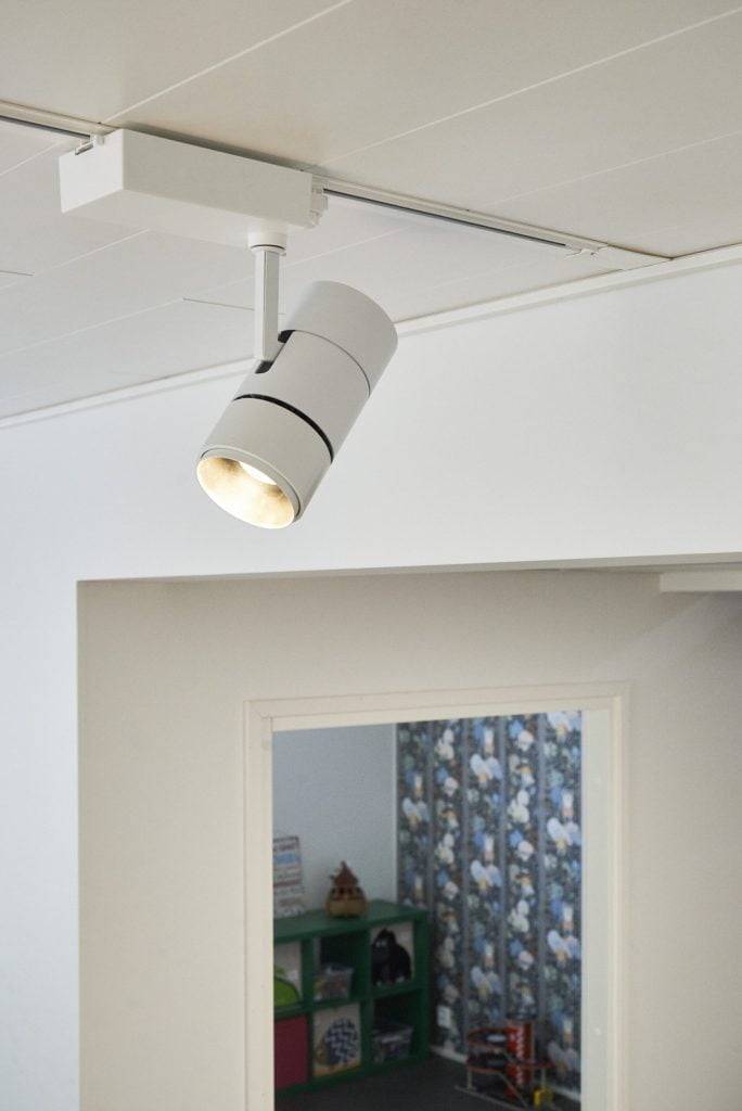 Bílý text "LED STORE" na středovém čtverci na zeleném pozadí, který zdůrazňuje energeticky účinná řešení osvětlení.