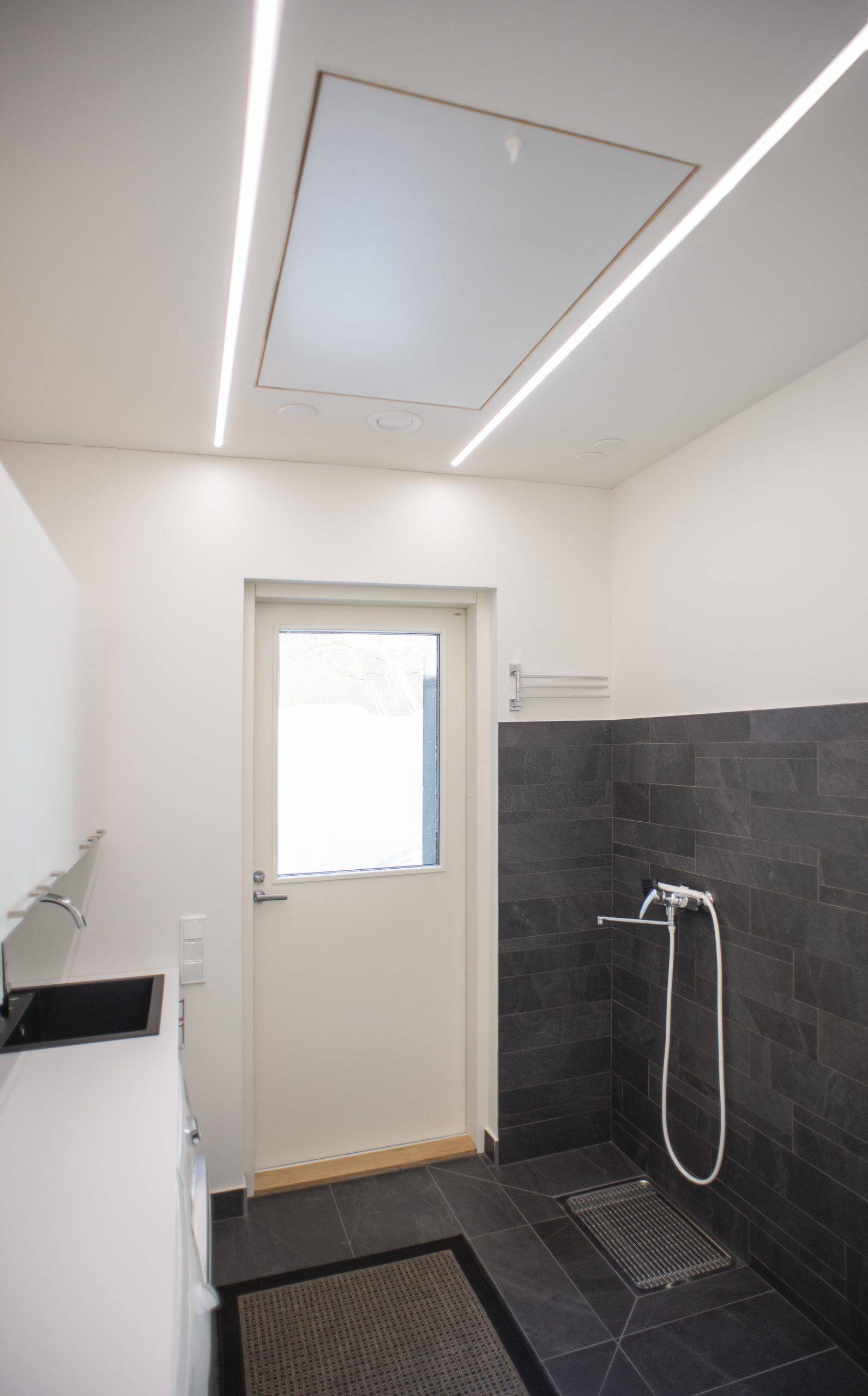 Zelené pozadí a bílý čtverec s nápisem "LED STORE" tučnými bílými velkými písmeny, který upozorňuje na řešení LED osvětlení.