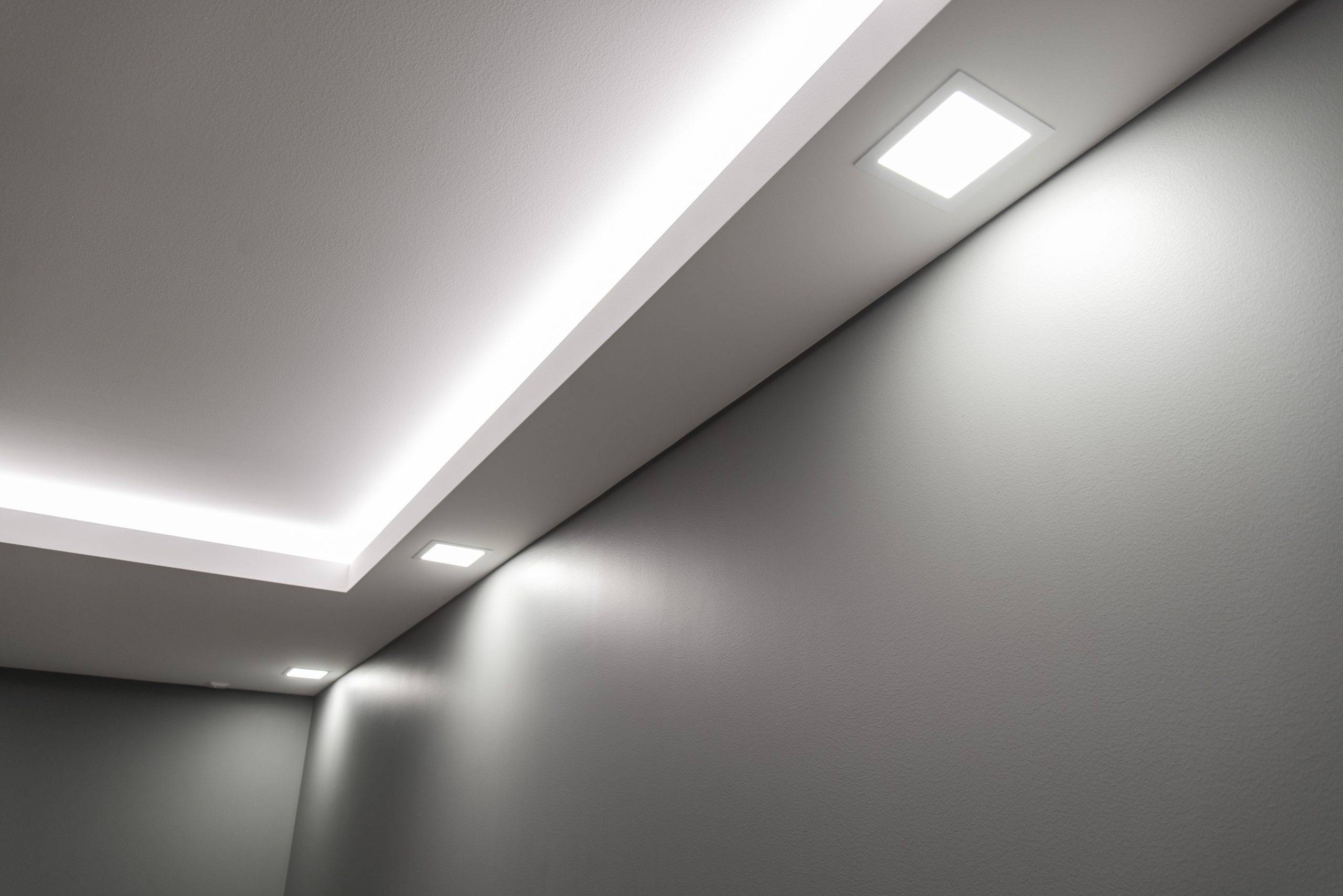 Logo LED STORE: bílý čtverec na zeleném pozadí s nápisem "LED" nad nápisem "STORE" v bílém textu, který představuje energeticky účinná řešení osvětlení.