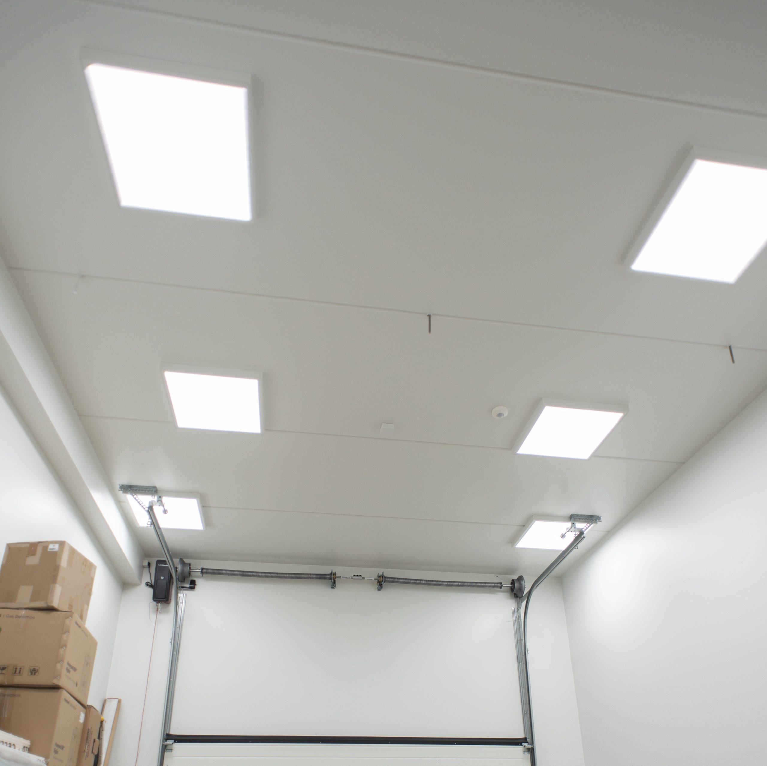 Logo obchodu s LED osvětlením: bílý čtverec s textem "LED STORE" na zeleném pozadí, zdůrazňující ekologická a energeticky účinná řešení.