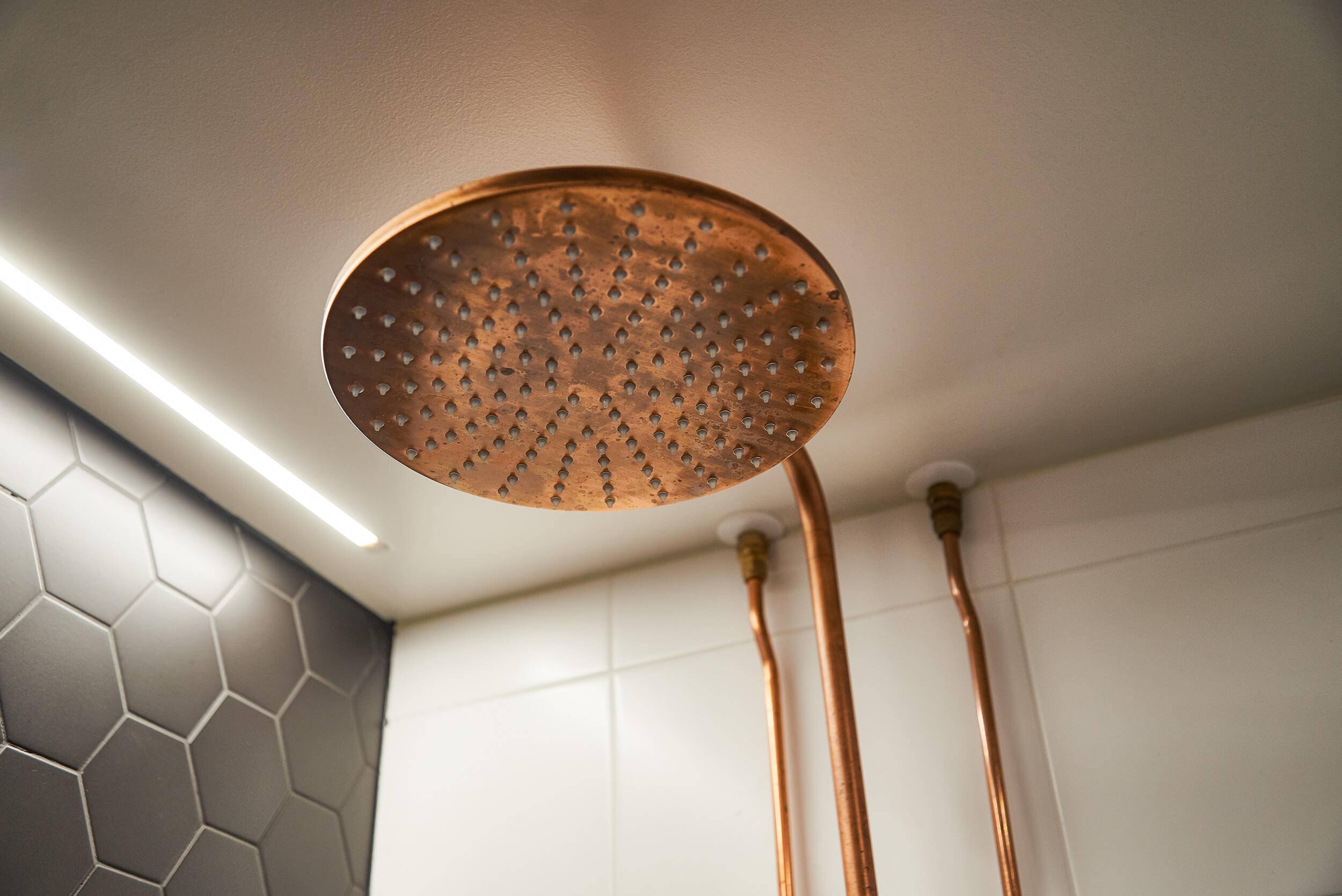 Nápis LED STORE na zeleném pozadí s bílým čtvercovým obrysem, propagující energeticky účinná řešení osvětlení.