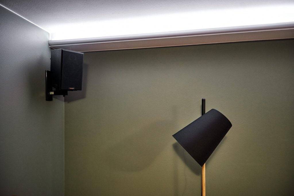 Logo LED STORE na zeleném pozadí s bílým textem, ideální pro energeticky účinná řešení osvětlení. Rozjasněte s námi svůj prostor!