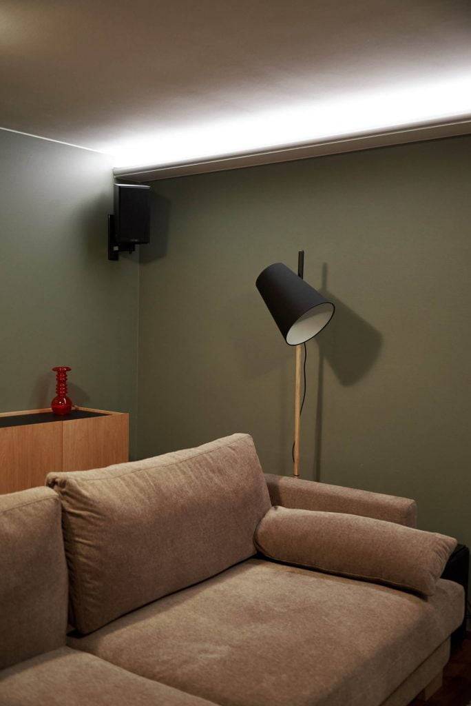 Logo LED Store na zeleném pozadí s bílým čtvercem, nad nímž je tučným bílým textem naskládáno "LED".