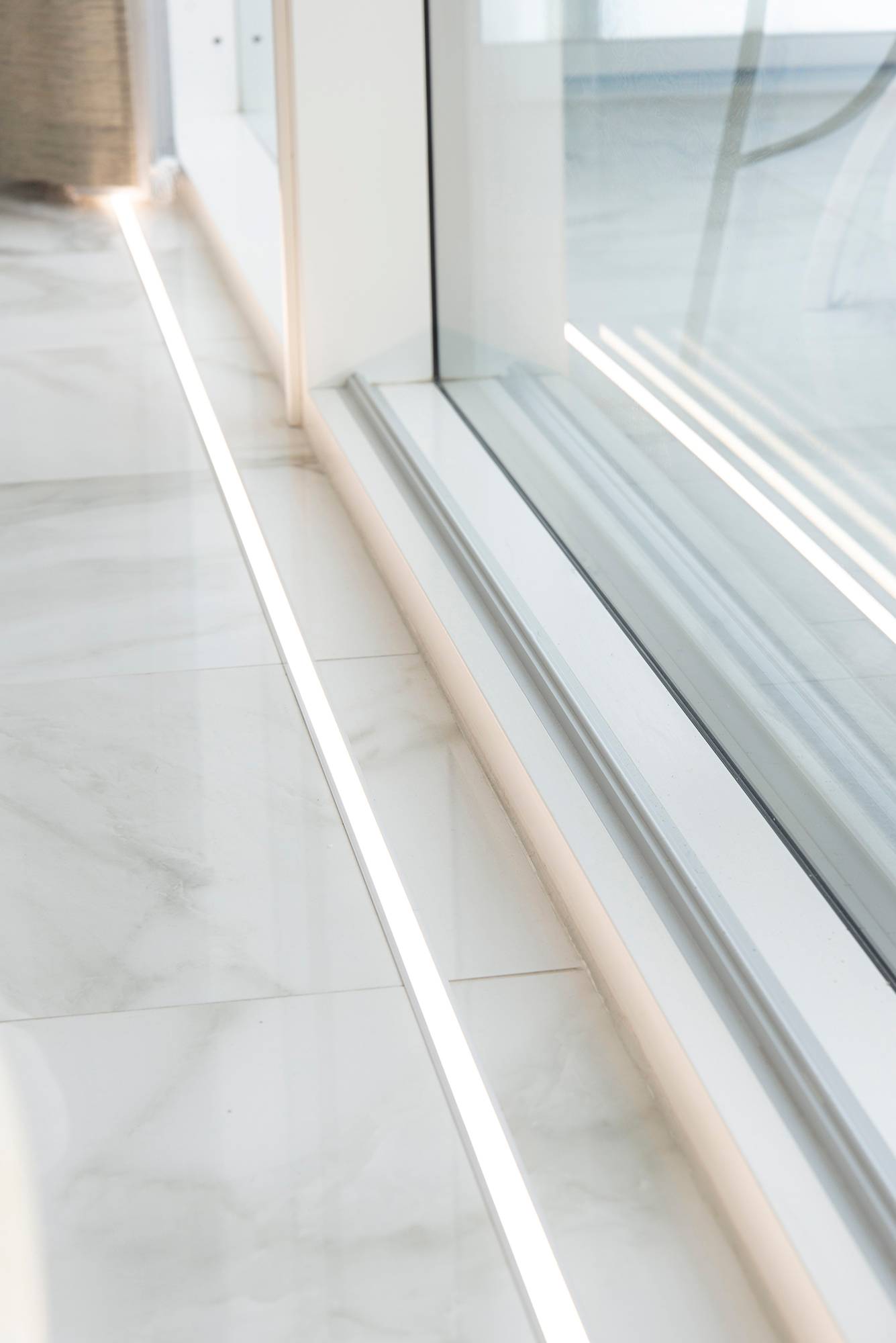 Před okny na podlaze v horním profilu led pásu. Osvětlení zvýrazňuje velká okna a krásnou mramorovou podlahu. Ledstore.fi