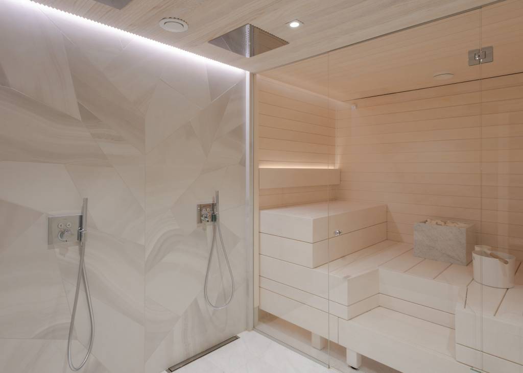 Nápis LED STORE se zeleným pozadím, bílý čtverec s jednoduchým písmem propagující efektivní řešení osvětlení.