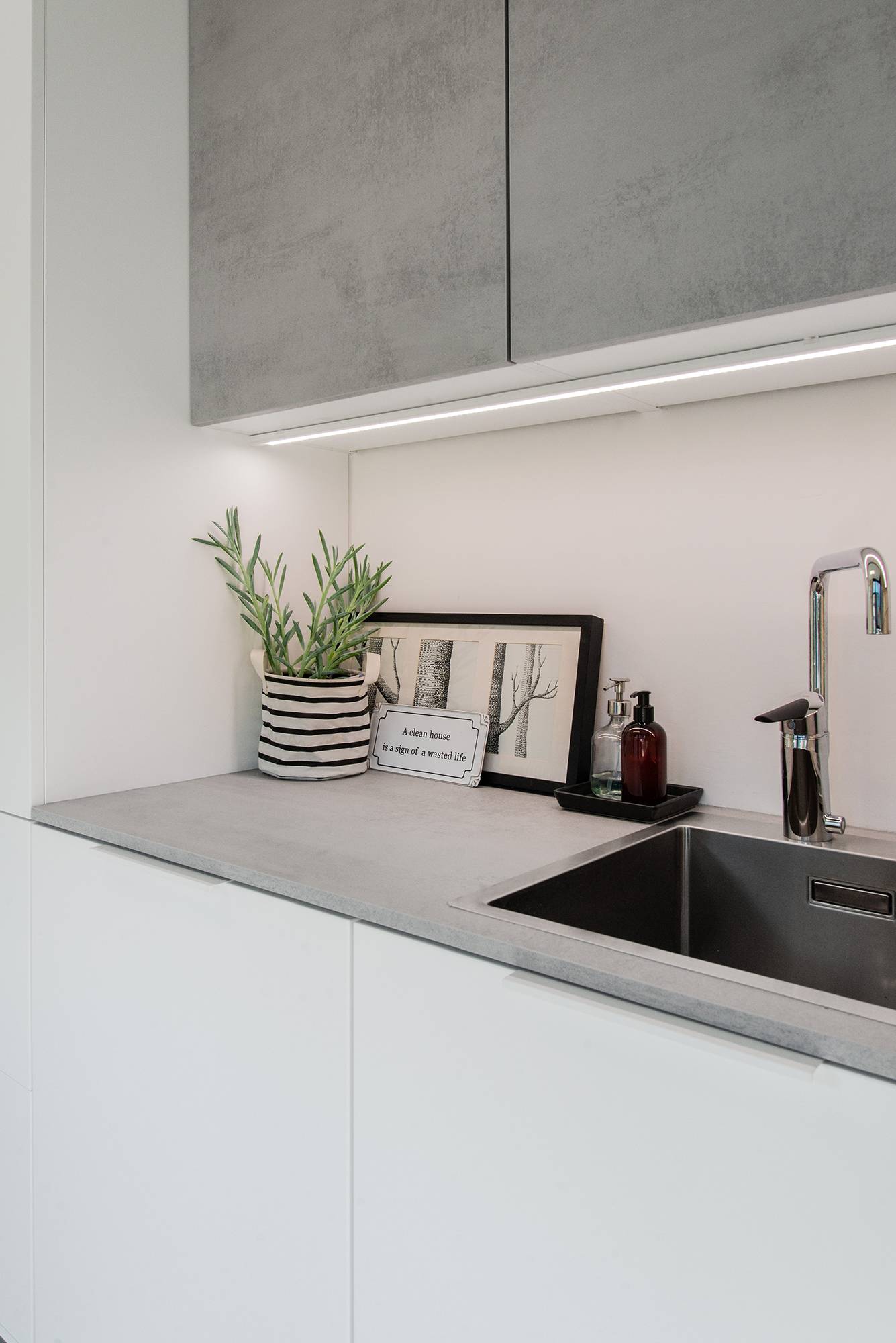 Led pásek přinášející pracovní světlo na pracovní desku v technické místnosti. Ledstore.fi