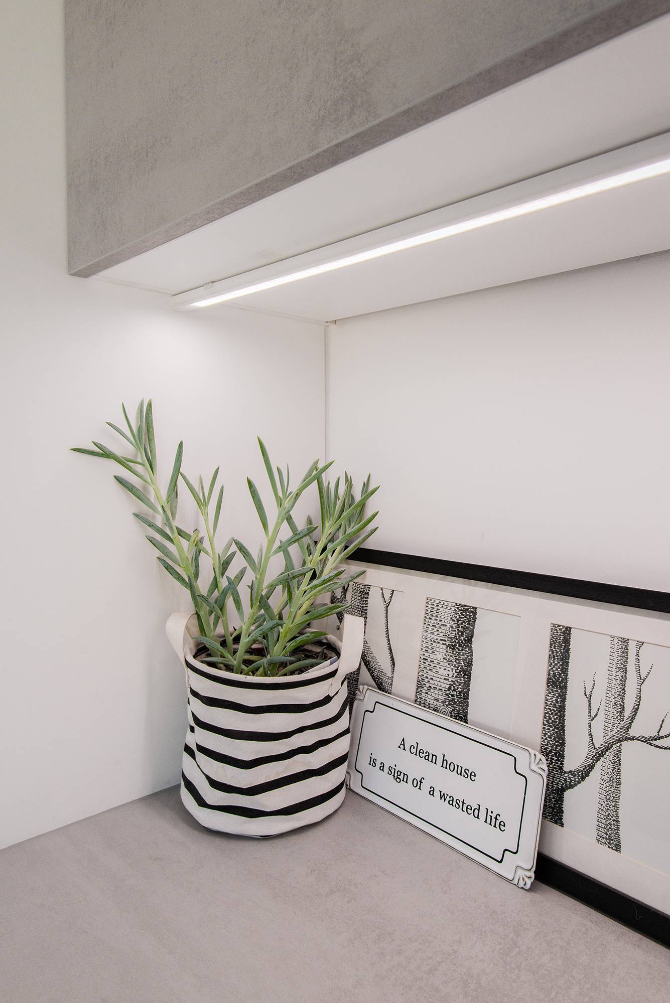 V technické místnosti přináší pracovní světlo na pracovní desku LED pásek namontovaný na povrchovém profilu. Ledstore.fi