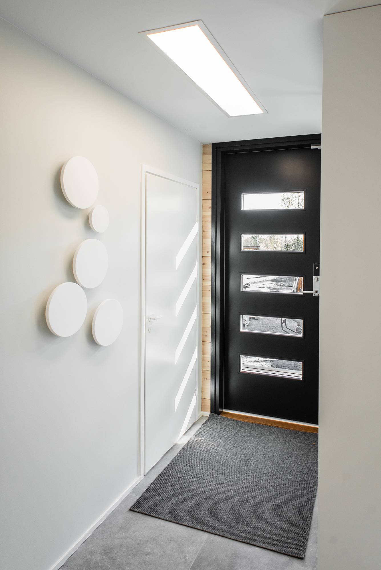 Panel 300x1200 ve stropě jako účinný a rovnoměrný zdroj světla na chodbě. Ledstore.fi