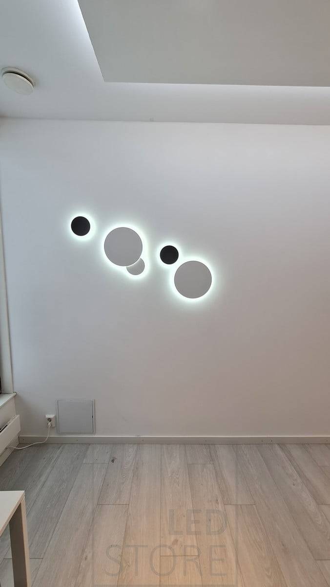 Nástěnné svítidlo ECLIPSE na stěnu. Svítidlo svítí nepřímo přes zeď a teplota barvy světla je nastavitelná. Ledstore.fi