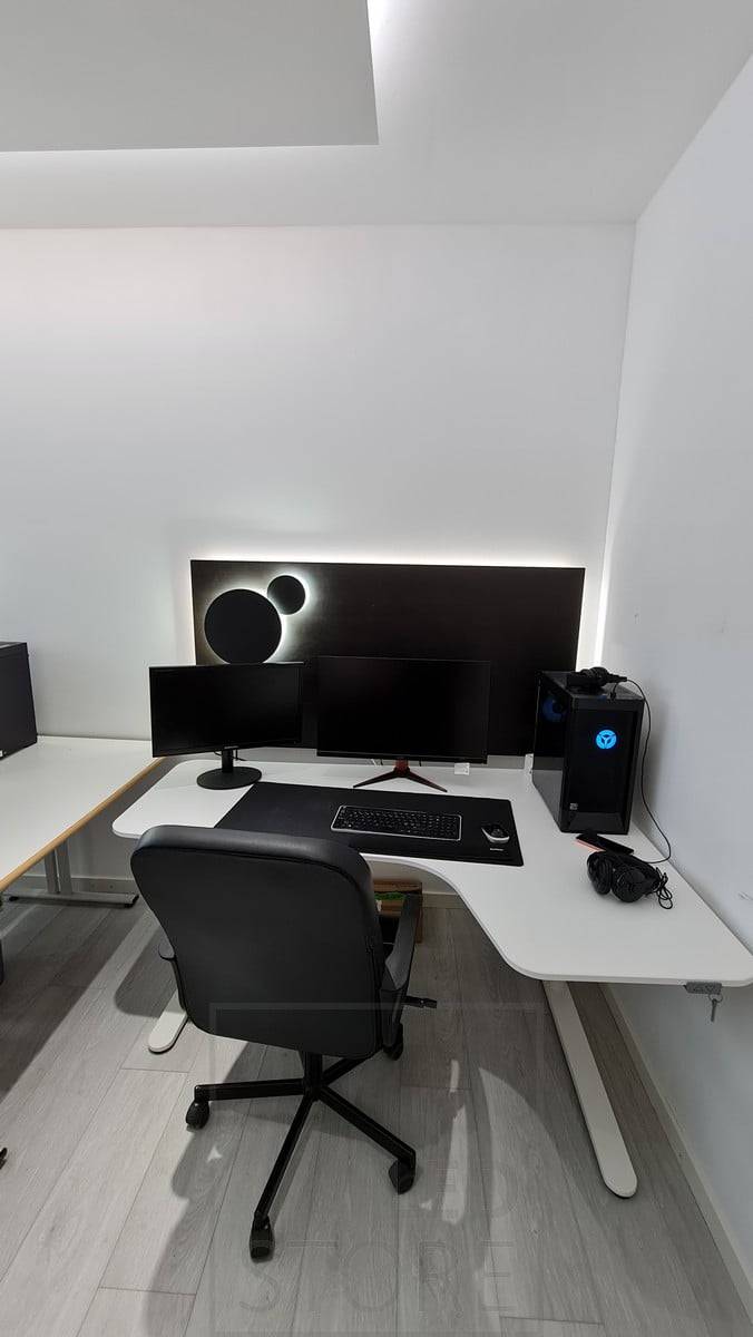Dekorativní svítidlo ECLIPSE za počítač ve dvou velikostech vytvářející nepřímé náladové osvětlení. Ledstore.fi