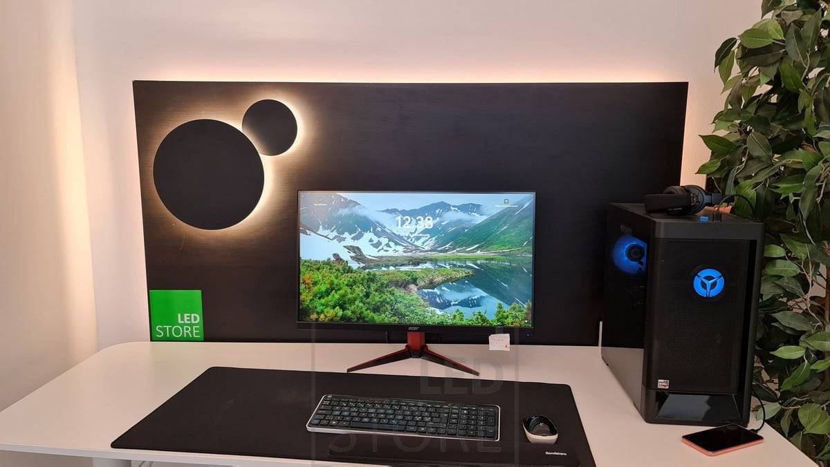 Nástěnná led světla ECLIPSE za počítačem, která vytvářejí oku lahodící nepřímé světlo s nastavitelnou teplotou barev. Ledstore.fi