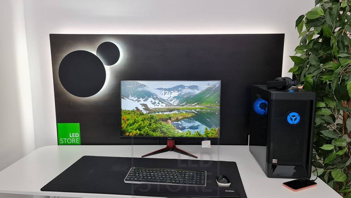 Nástěnné led světlo ECLIPSE za počítačem, které vytváří příjemné nepřímé světlo pro oči. Ledstore.fi