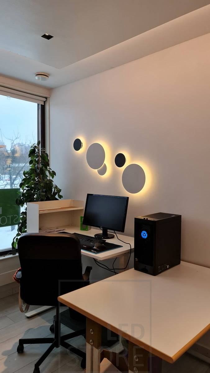 Nástěnné svítidlo ECLIPSE je k dispozici ve dvou velikostech a dvou barvách, 15 cm a 30 cm, v černé a bílé barvě. Ledstore.fi