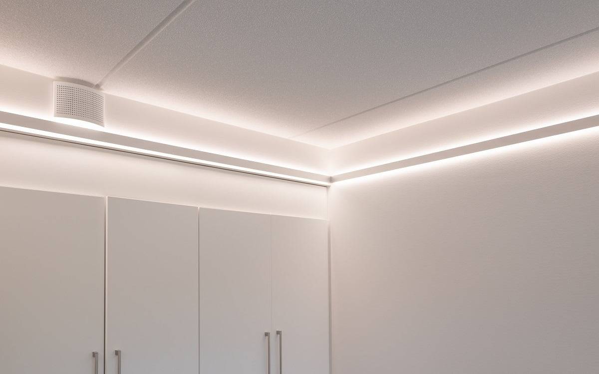 Nepřímé osvětlení led pásky je ideální pro ložnici. Nastavitelná teplota barev nepřímého led pásku ve 2 profilech. © LedStore