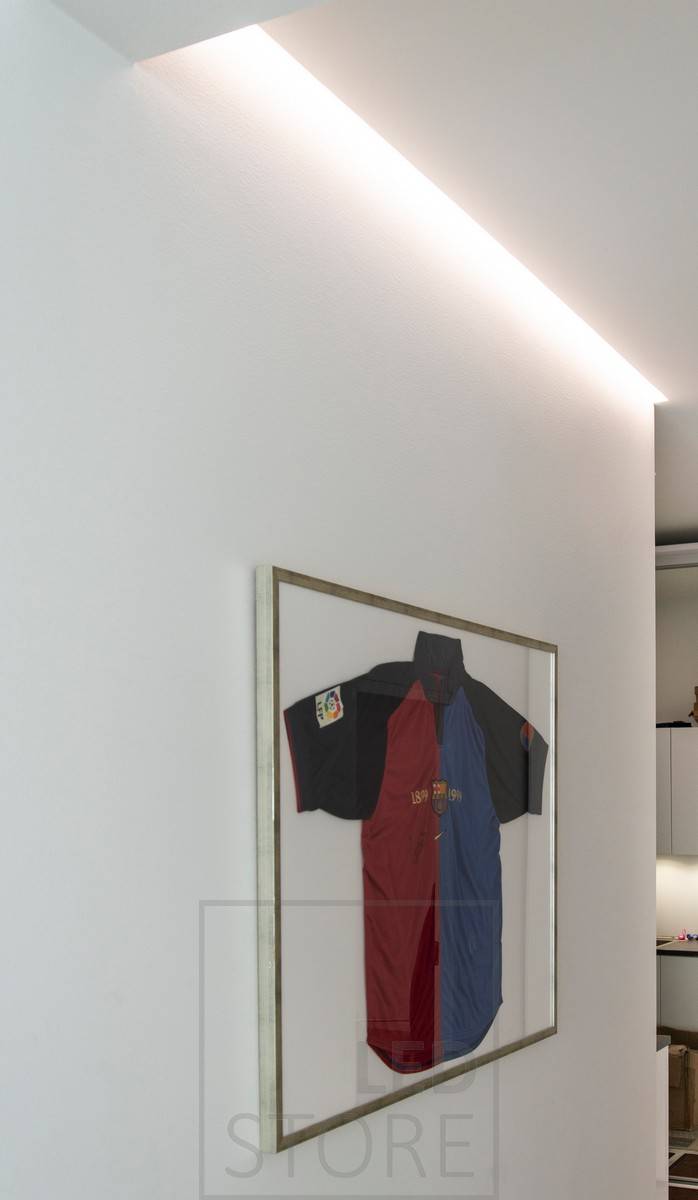 Led pásek instalovaný v drážce mezi střechou a stěnou. Ledstore.fi