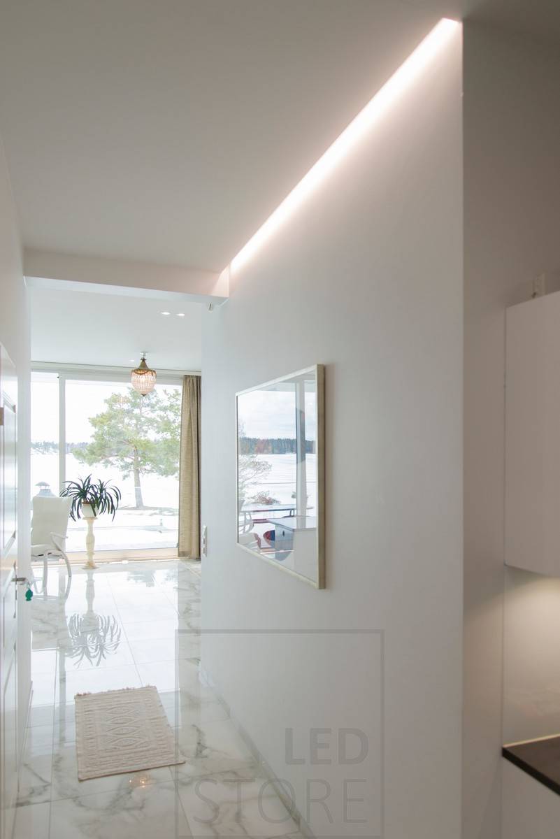 Nepřímé osvětlení v chodbě pomocí led pásku, který zároveň zvýrazňuje umělecká díla na stěně. Ledstore.fi