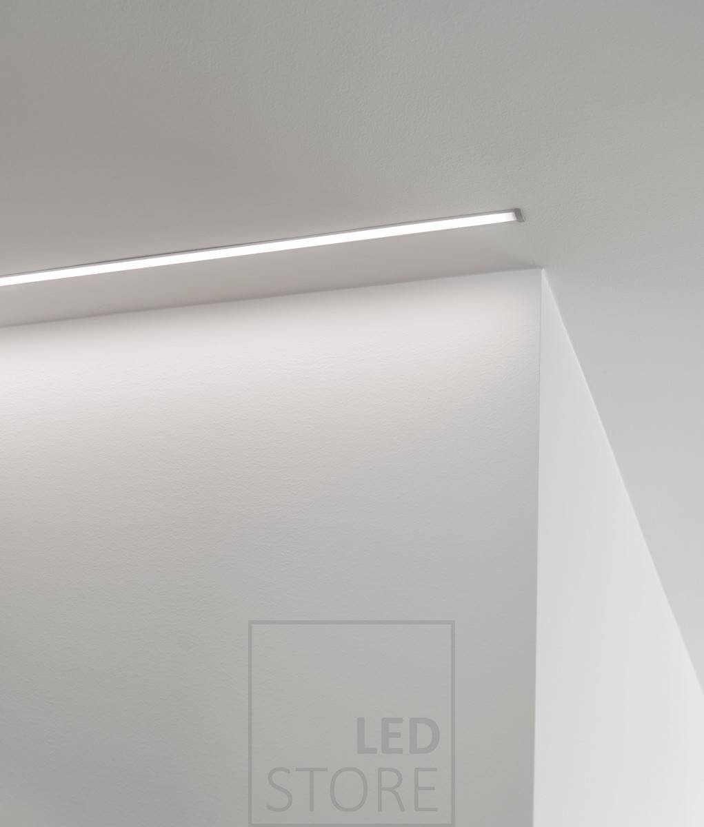 Led páska v úzkém zapuštěném profilu vytváří minimalistické a krásné svítidlo do chodby. Ledstore.fi