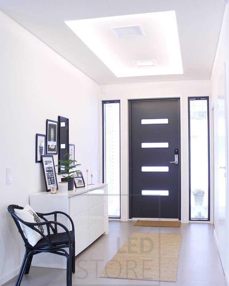Stropní světelný LED pásek na chodbě. Led pásek směřující ke stropu. Ledstore.fi