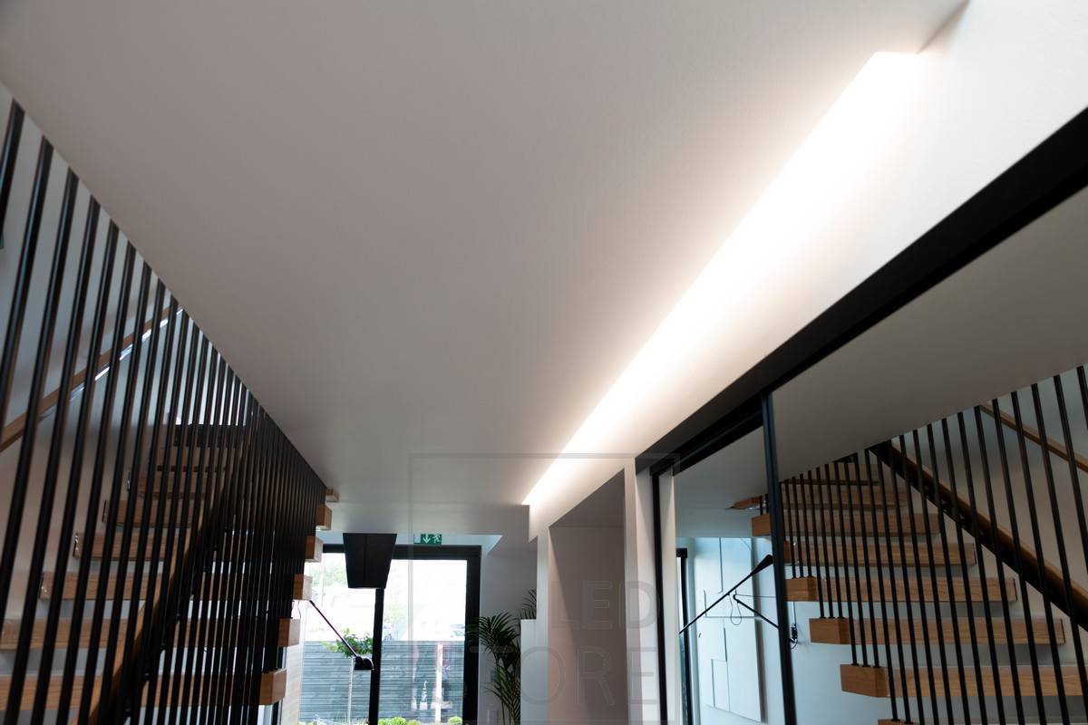 Atmosférické nepřímé osvětlení osvětlující chodbu. Ledstore.fi