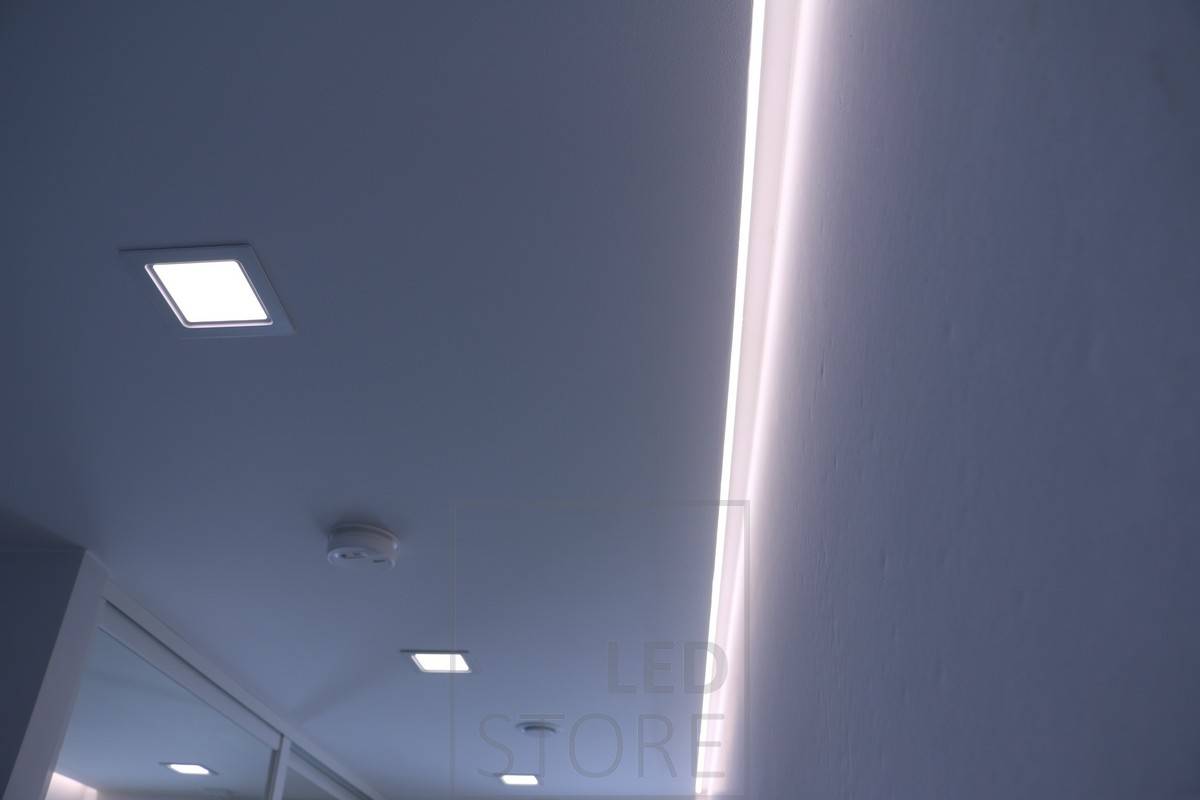 Nepřímé osvětlení na hranici stropu v kombinaci s celkovým osvětlením pomocí svítidel Panel. Ledstore.fi