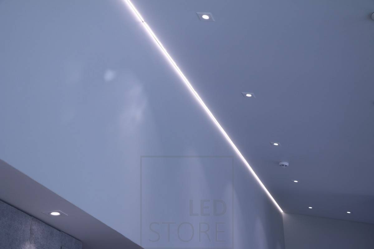Nepřímé osvětlení na hranici stropu v kombinaci s bodovým osvětlením s reflektory Kantti. Ledstore.fi