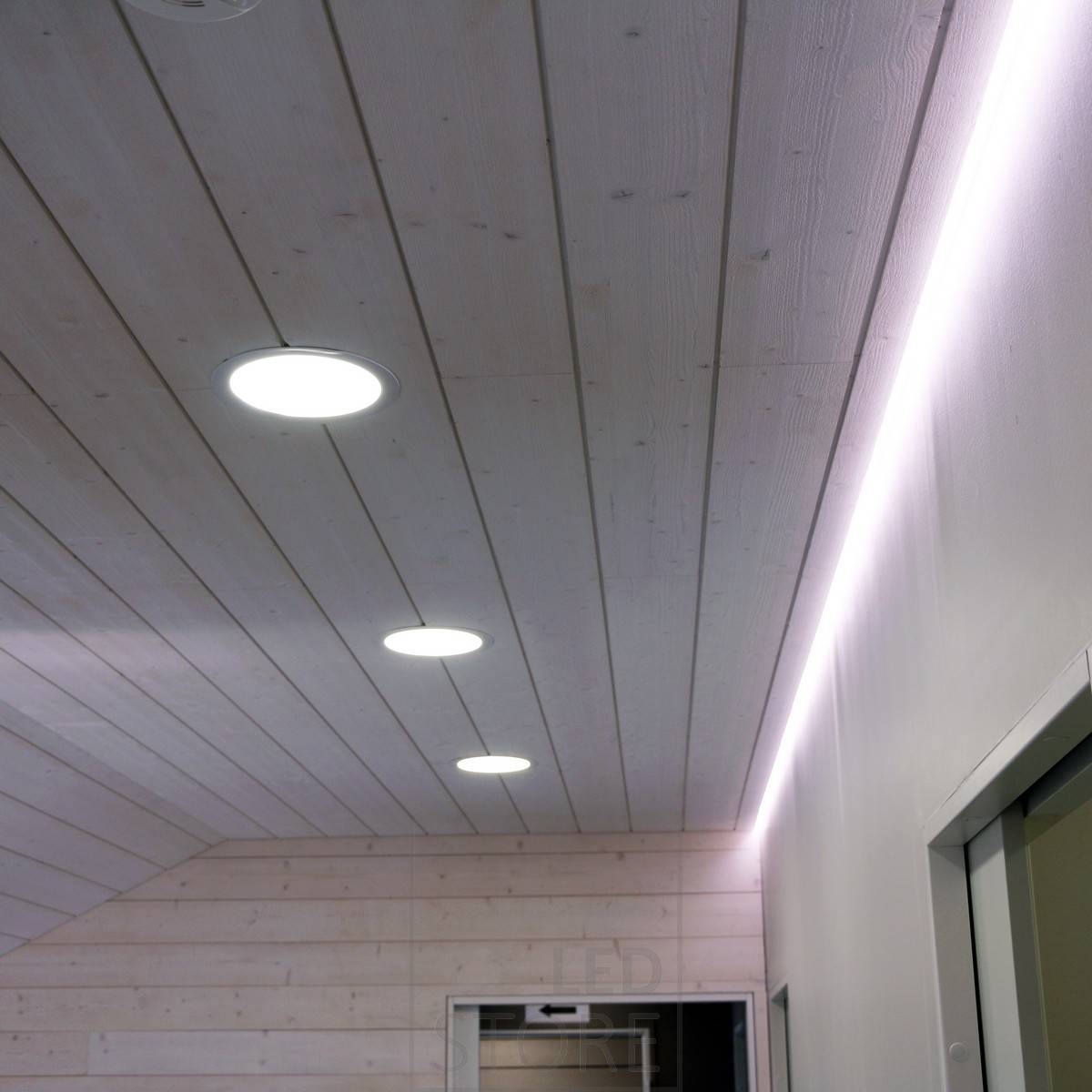 Atmosférické nepřímé osvětlení v kombinaci s širokoúhlými svítidly Plafondi. Ledstore.fi