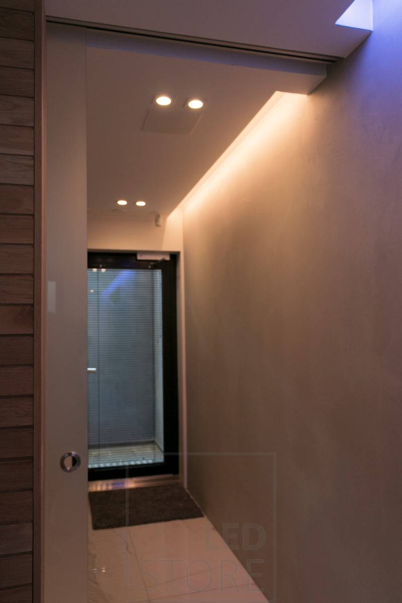 Atmosférické nepřímé světlo v chodbě v kombinaci s bodovým osvětlením. Ledstore.fi