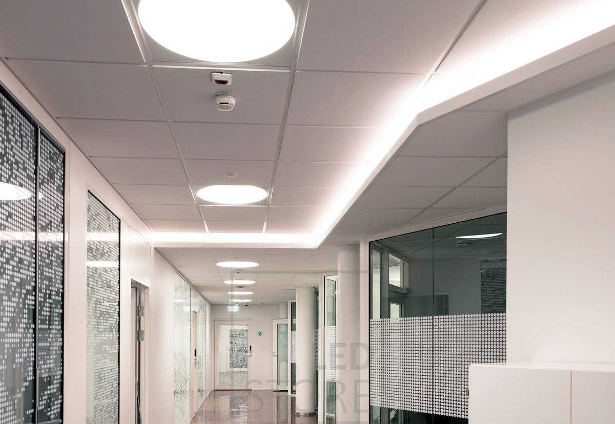 Led pásek nainstalovaný v chodbě krabice se stropním osvětlením vytvářející atmosférické nepřímé světlo. Celkové osvětlení realizované pomocí vestavných svítidel Plafondi.