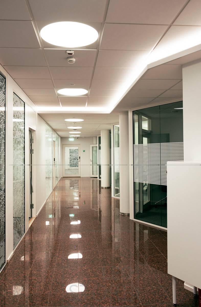 Led pásek namontovaný na stropní svítidlo na chodbě, který vytváří atmosférické nepřímé světlo skrz strop. Celkové osvětlení realizované pomocí vestavných svítidel Plafondi.