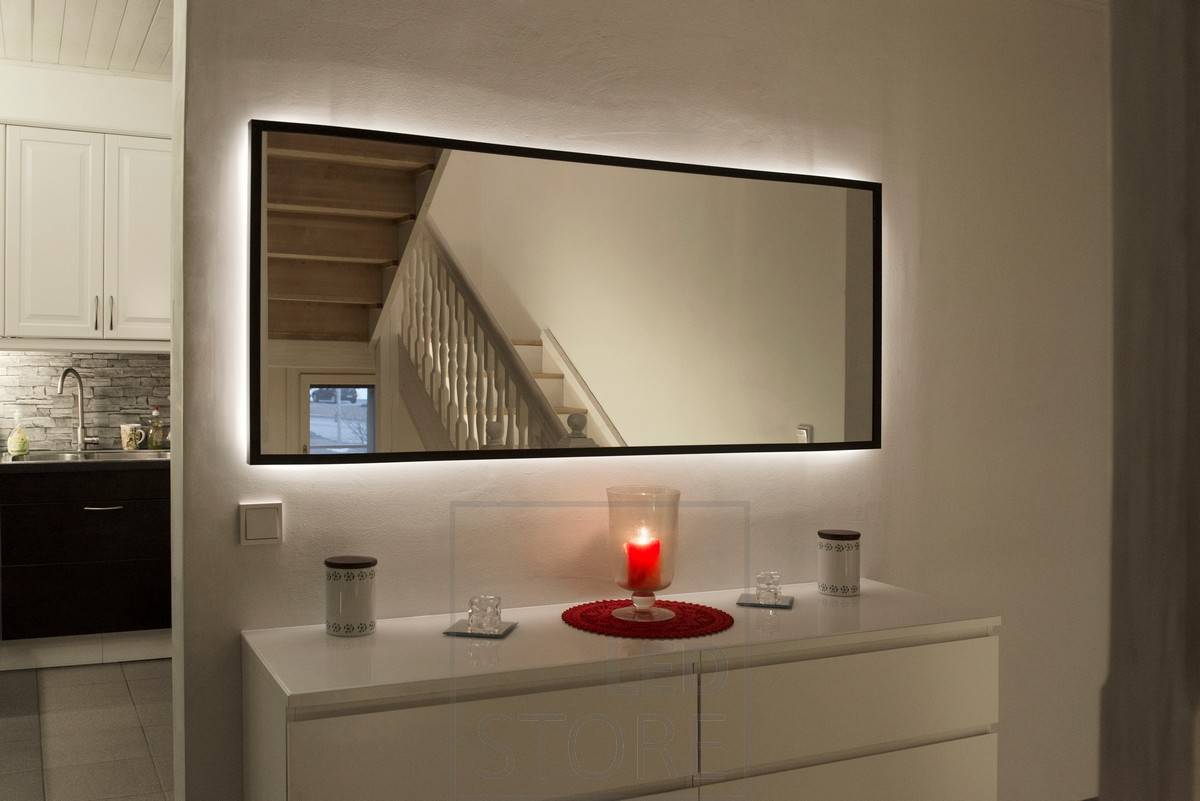 LED pásek za zrcadlem, který vytváří náladové světlo a zvýrazňuje zrcadlo. Ledstore.fi