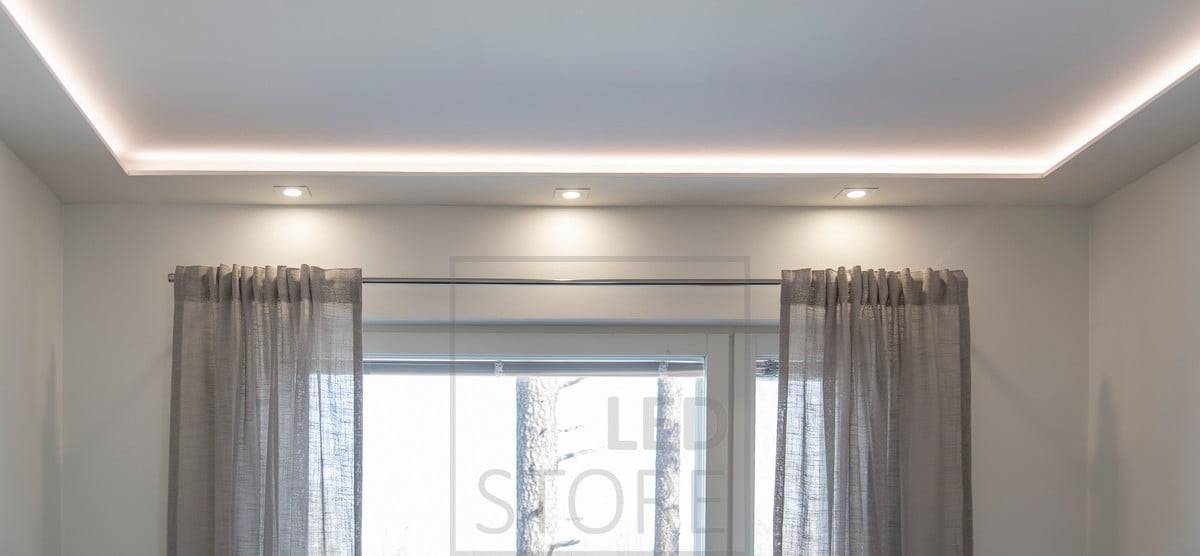 Ložnice s atmosférickým luxusním osvětlením jako v hotelu. Led pásek vytváří nepřímé světlo a body pro celkové osvětlení. Ledstore.fi