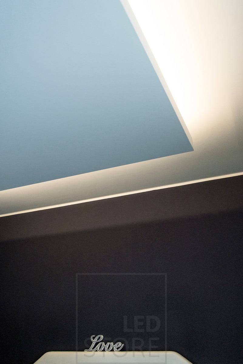 Logo obchodu s LED osvětlením: zelené pozadí, bílý čtverec s nápisem "LED STORE" tučným bílým písmem.