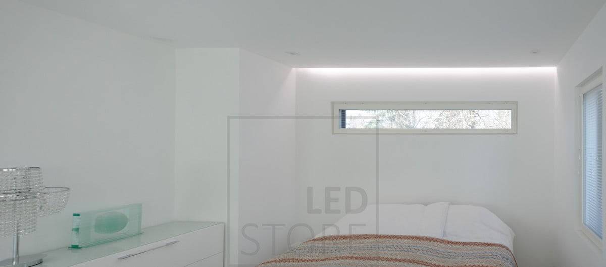 Zelené pozadí s bílým čtvercem obsahujícím naskládaný text "LED" nad textem "STORE" v bílé barvě, reklama na obchod s LED osvětlením.