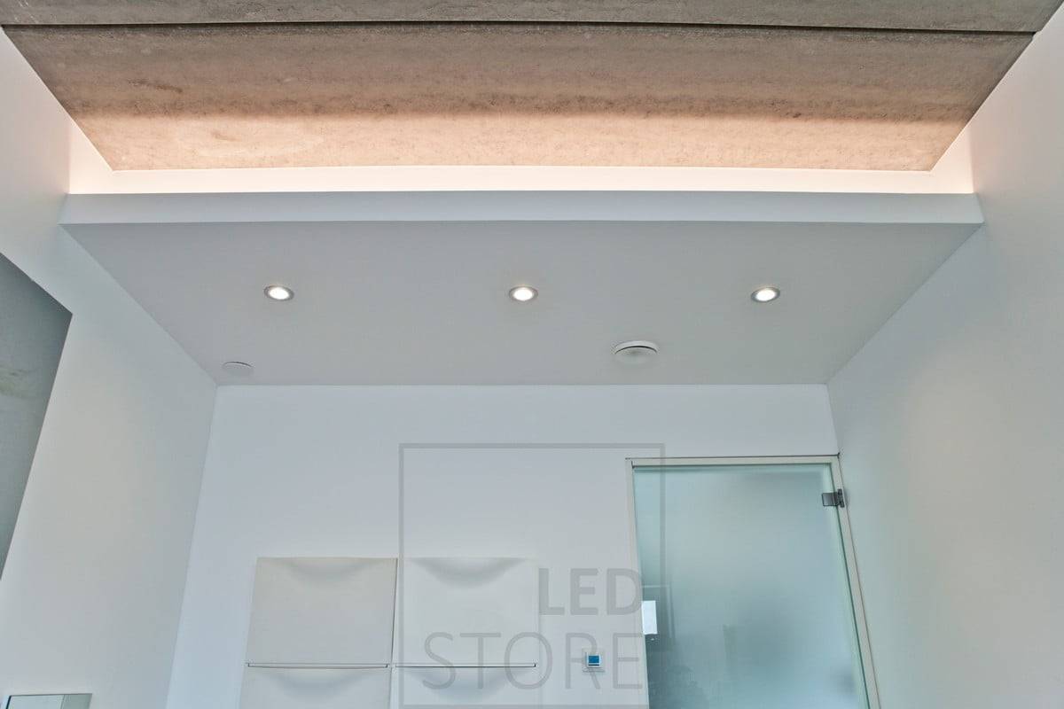 Minimalistické logo LED Store na zeleném pozadí s bílým čtvercem a textem "LED STORE" v elegantním písmu - energeticky účinná řešení osvětlení
