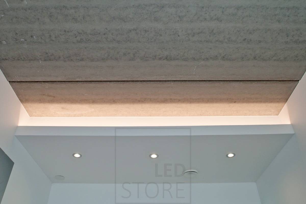 Logo LED Store na zeleném pozadí s bílým čtvercem a tučným textem "LED STORE", který upozorňuje na energeticky účinná řešení osvětlení.
