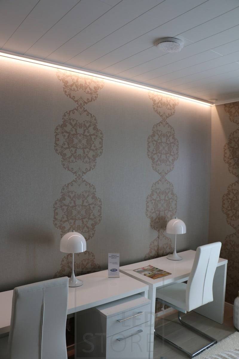 Logo LED STORE na zeleném pozadí a bílý čtverec s nápisem "LED" nad textem "STORE" s bílým textem symbolizujícím výrobky LED osvětlení.