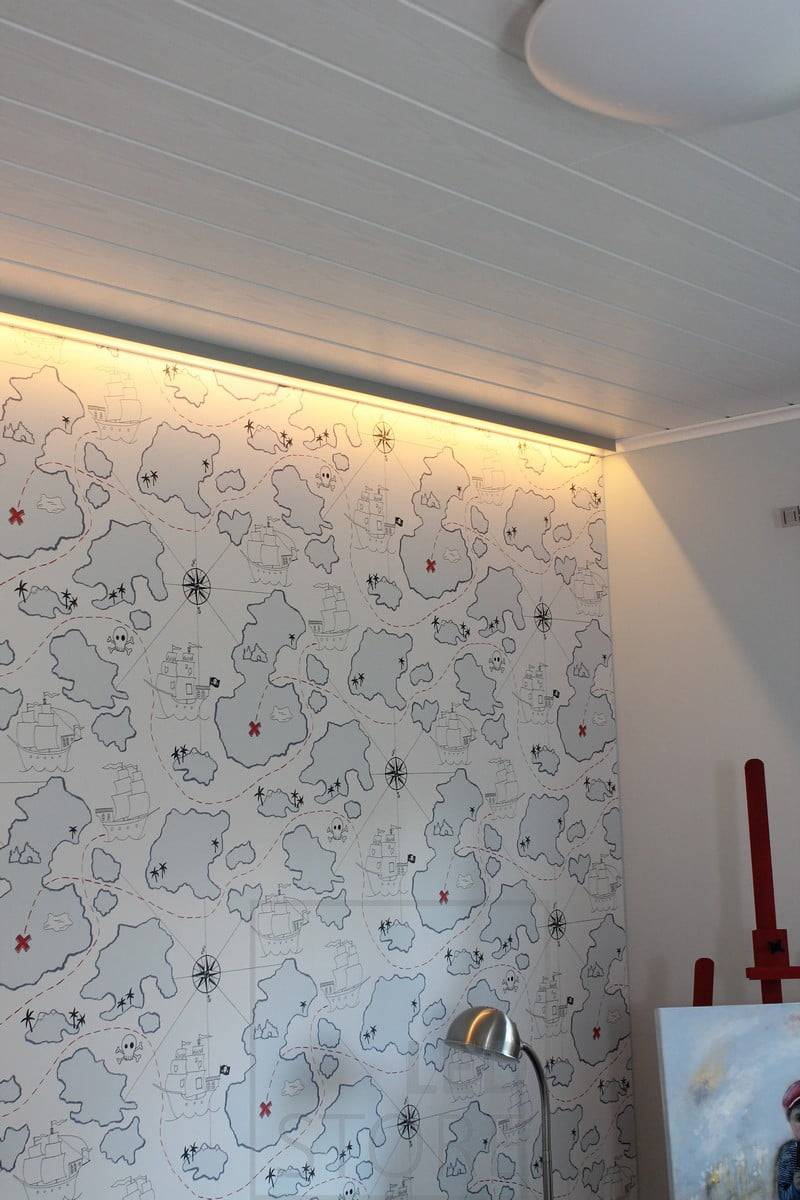 Atmosférické světlo s led páskem. Nepřímé osvětlení zvýrazňuje tapetu na stěně. Ledstore.fi