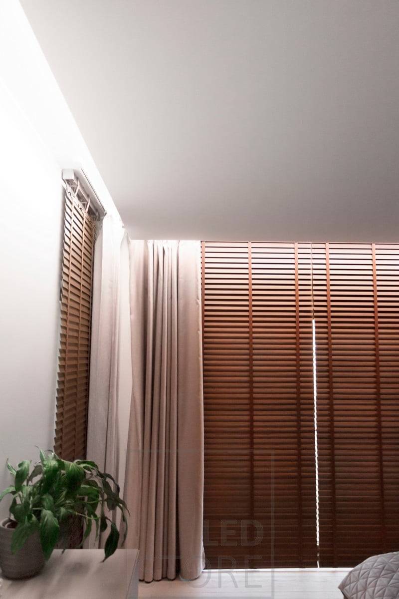 Atmosféra jako v hotelu vytvořená v ložnici nepřímou instalací LED pásků mezi strop a stěnu. Drážka byla ponechána dostatečně široká, aby se do ní vešly závěsy. Světlo cirkuluje po místnosti. Ledstore.fi